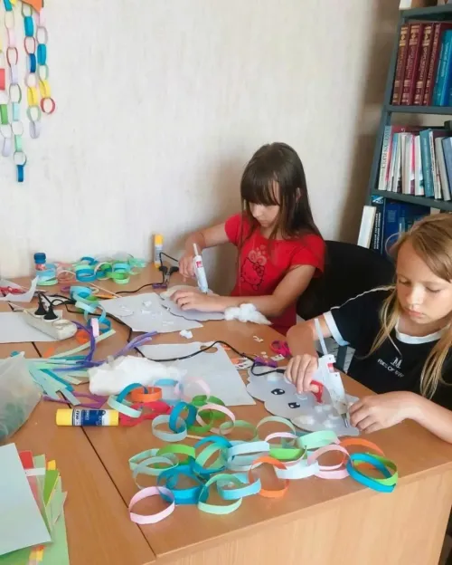 У Бабенківській  сільській бібліотеці юні читачі власноруч створювали хмаринки, що приносять гарний настрій  на порталі Gromada Group