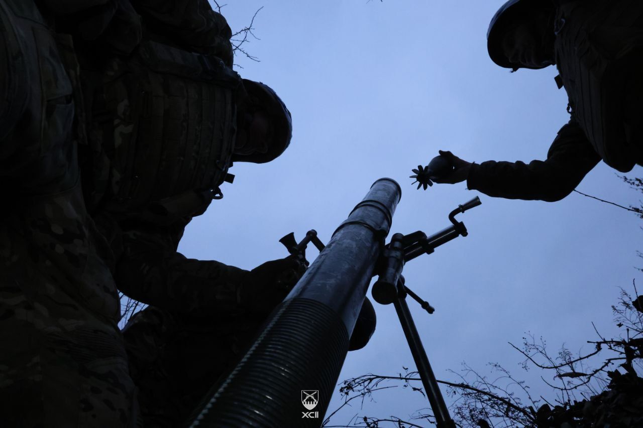 Фото: 92 окрема штурмова бригада імені кошового отамана Івана Сірка Ховаються під термоплащами і бережуть важку техніку: поблизу Липців ворог намагається накопичити штурмові групи на порталі Gromada Group