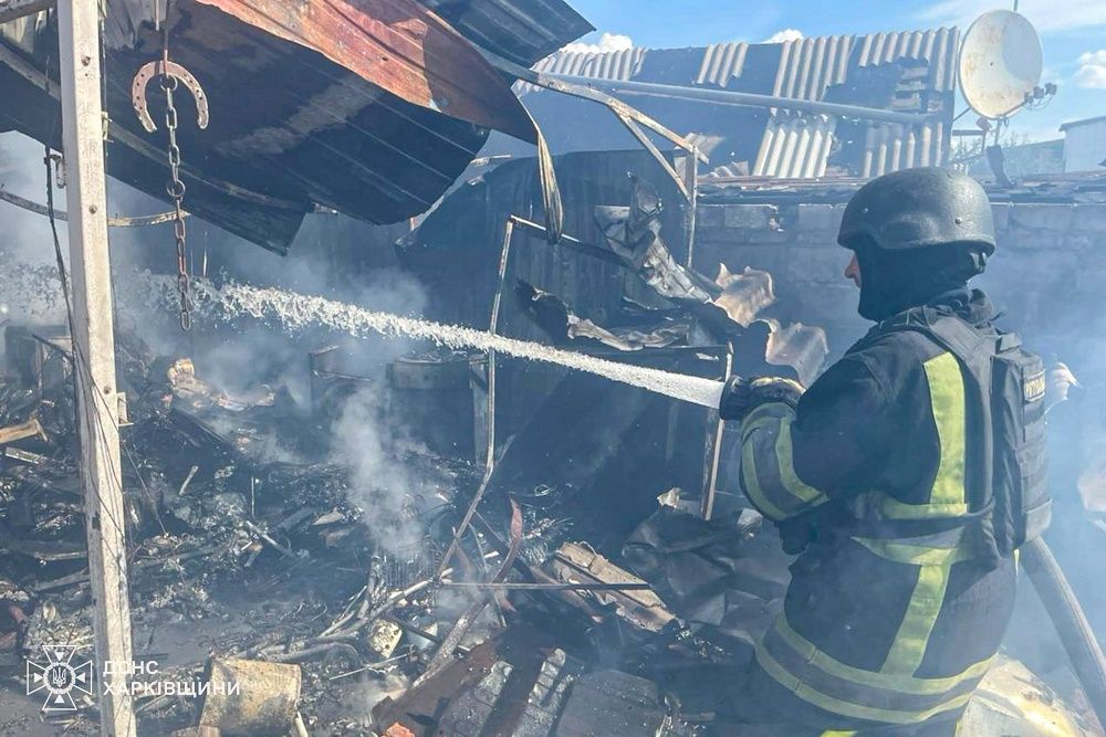 Минулої доби ворог ракетами обстріляв Печеніги, загалом під вогнем було 12 населених пунктів Харківщини - фото 6