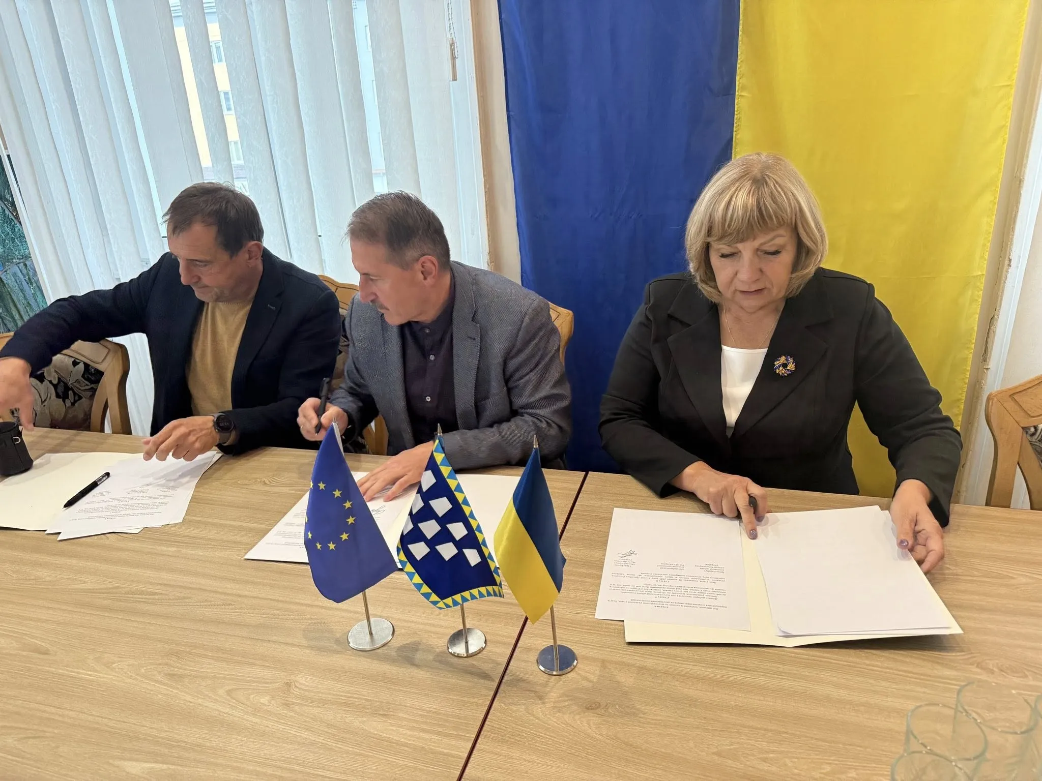 Фото: Facebook Ірини Карабут Команда Краснокутської селищної ради у Дрогобичі підписала тристоронній меморандум про співпрацю на порталі Gromada Group