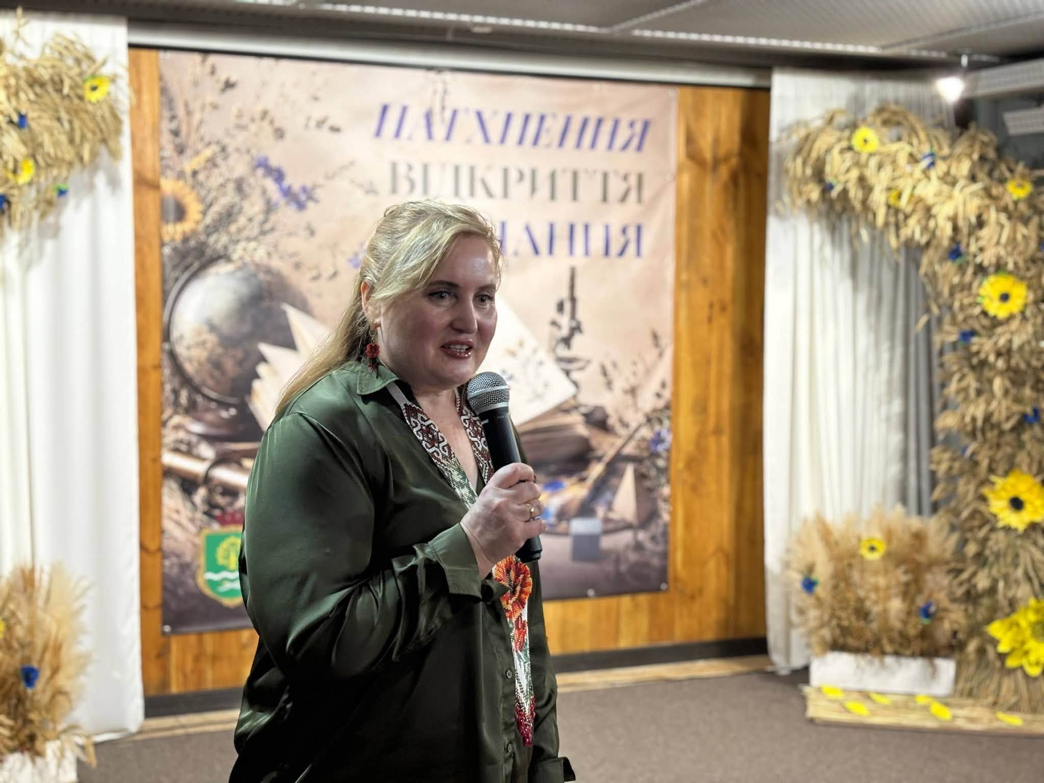 До Дня працівників освіти Липецька громада вшанувала освітян на урочистому святі: подяками Харківської районної ради відзначили за багаторічну сумлінну працю та привітали з ювілеями педагогічної праці - фото 1