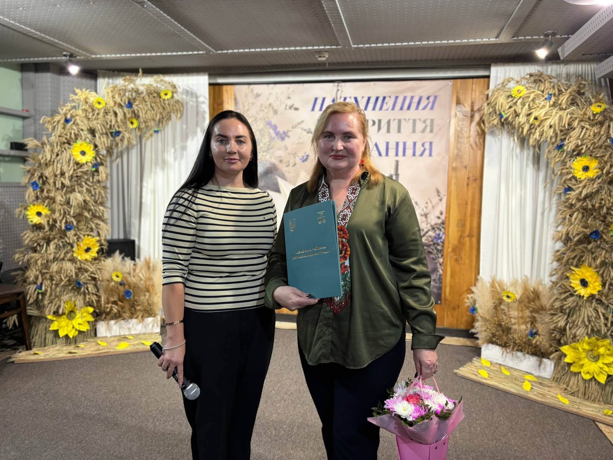 До Дня працівників освіти Липецька громада вшанувала освітян на урочистому святі: подяками Харківської районної ради відзначили за багаторічну сумлінну працю та привітали з ювілеями педагогічної праці - фото 12