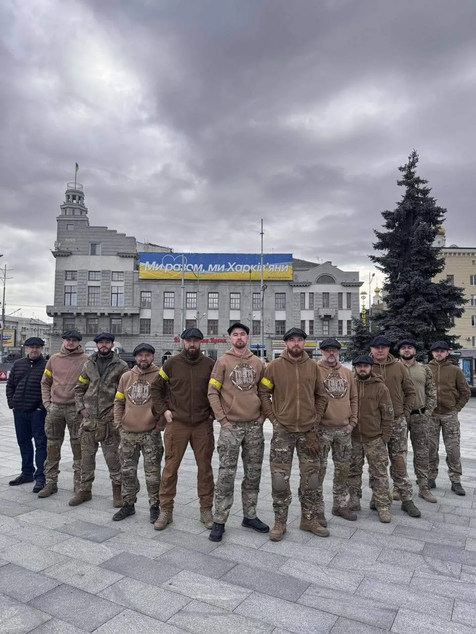 Фото: мережа Facebook Подарунок "Гострим картузам" від сценариста легендарного серіалу Стівена Найта ФОТО на порталі Gromada Group