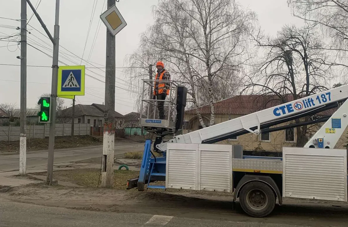 Фото: фейсбук / «Зміїв-сервіс» «Зміїв-сервіс» усував пориви на водомережах та налаштовував вуличне освітлення на порталі Gromada Group