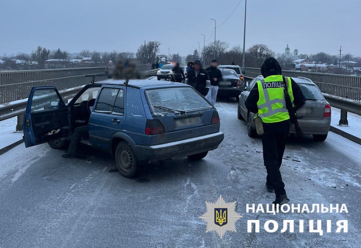 Фото: Поліція Харківщини Ранкова ДТП в Змієві спричинила затори. Постраждали тільки автомобілі на порталі Gromada Group