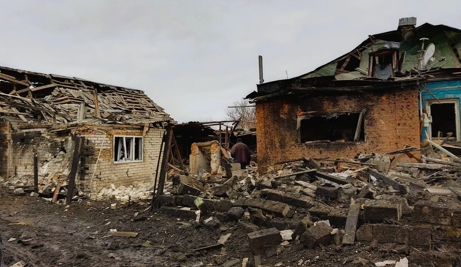 Близько 15:30 російські окупанти завдали комбінованого удару по Козачій Лопані, скинувши 3 авіабомби на житловий сектор селища.