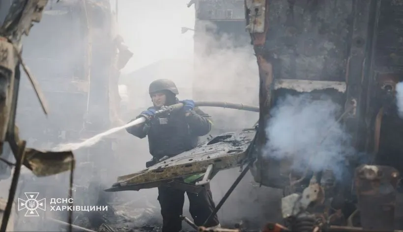 Ліквідація наслідків російського удару по підприємству в Харкові. Фото: t.me/dsns_telegram Безпілотник РФ атакував підприємство у Харкові: постраждали жінка та дитина на порталі Gromada Group