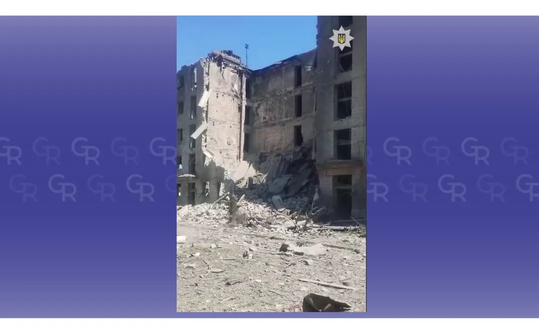Скриншот відео Поліції Харківщини Ворог знову вдарив КАБами по багатоповерхівках у Куп'янську: під завалами залишаються люди на порталі Gromada Group
