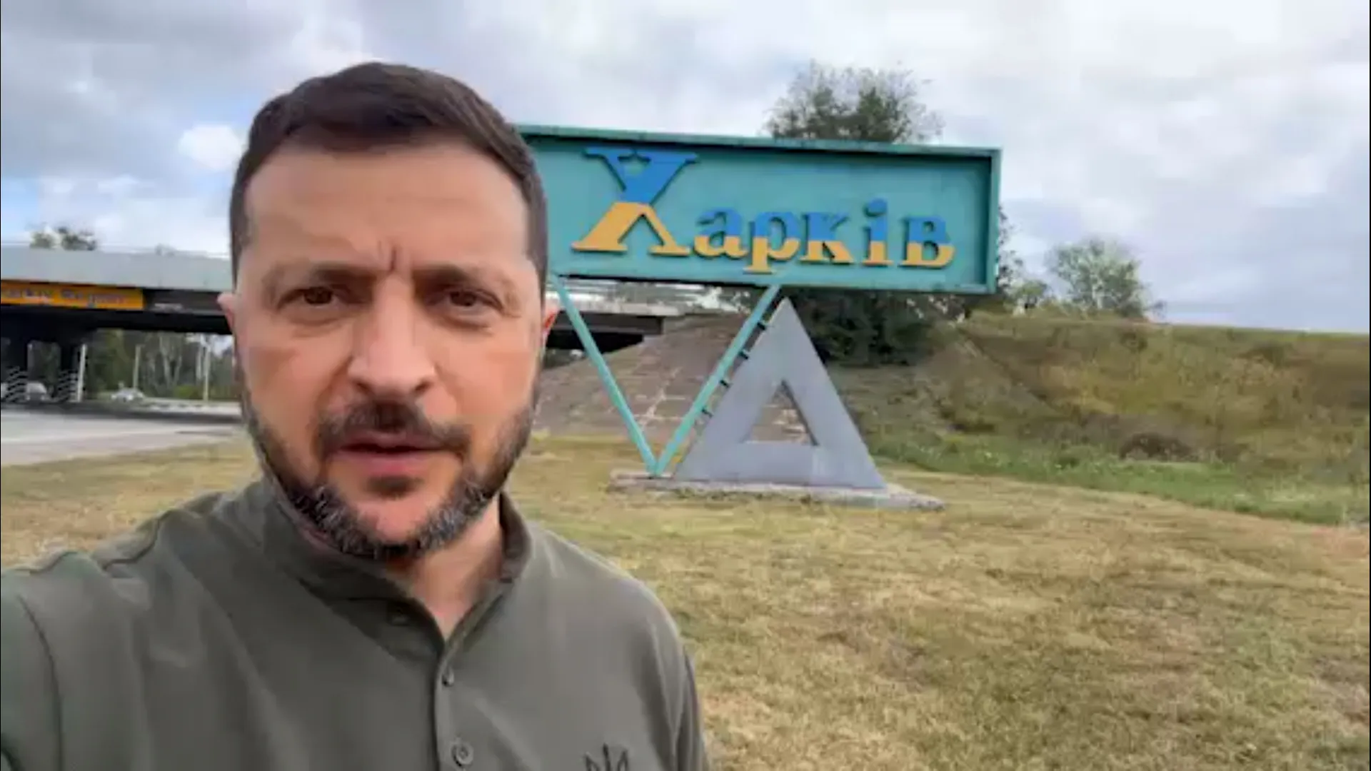Володимир Зеленський під час візиту на Харківщину / офіційний канал Президента України Закупівля пікапів та дронів для бригад: Президент провів Ставку за підсумку візиту на Харківщину на порталі Gromada Group