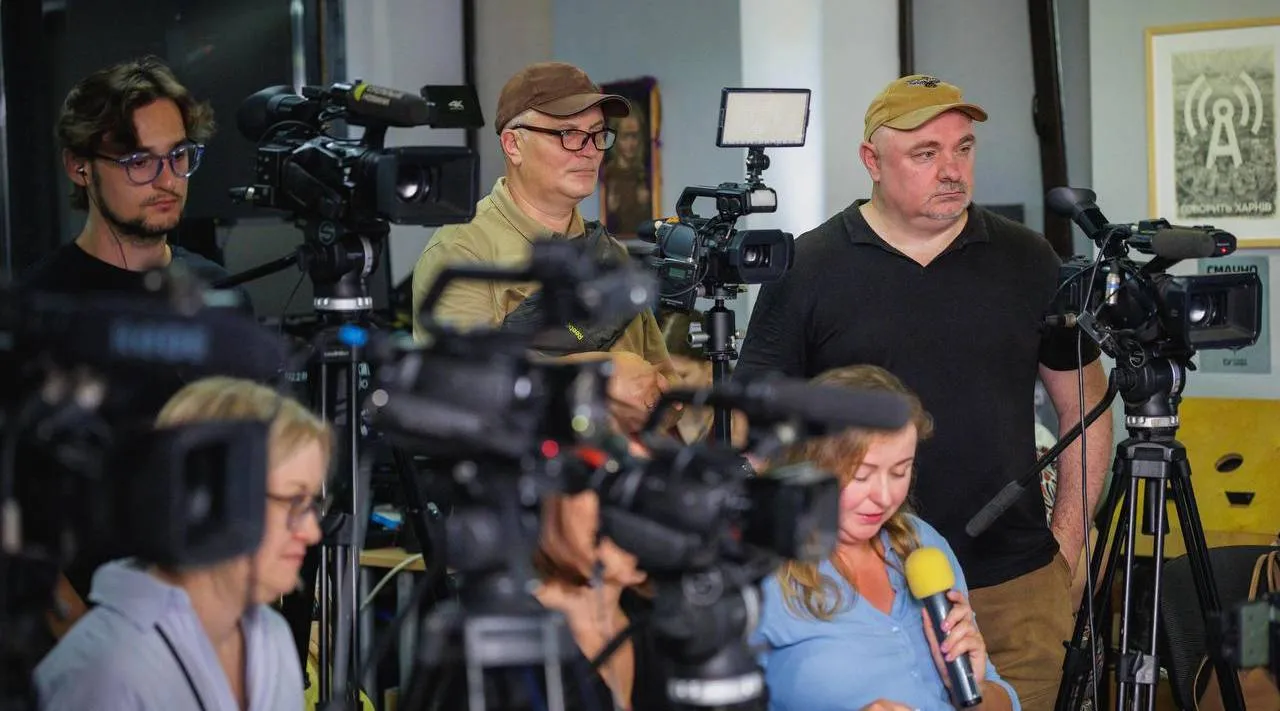Олег Синєгубов зустрівся з представниками медіа Харківщини Під час заходу начальник ХОВА розповів про безпекову ситуацію в регіоні, реалізацію стратегічних інфраструктурних проєктів, заходи протидії ворожим дронам та підготовку до майбутнього опалювального сезону.