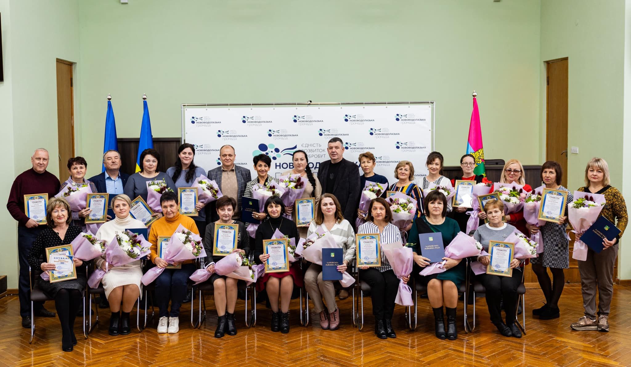 Освітян Нововодолажчини привітали з професійним святом на порталі Gromada Group