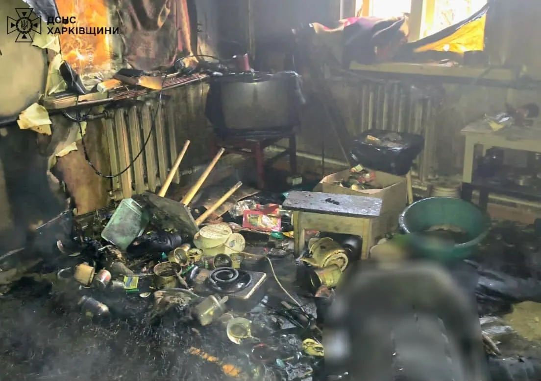 У місті Дергачі, під час ліквідації пожежі, рятувальники виявили тіло загиблого чоловіка. Сьогодні, 5 грудня, о 09:01 на номер «101» надійшло повідомлення про пожежу в житловому секторі міста Дергачі Харківського району.