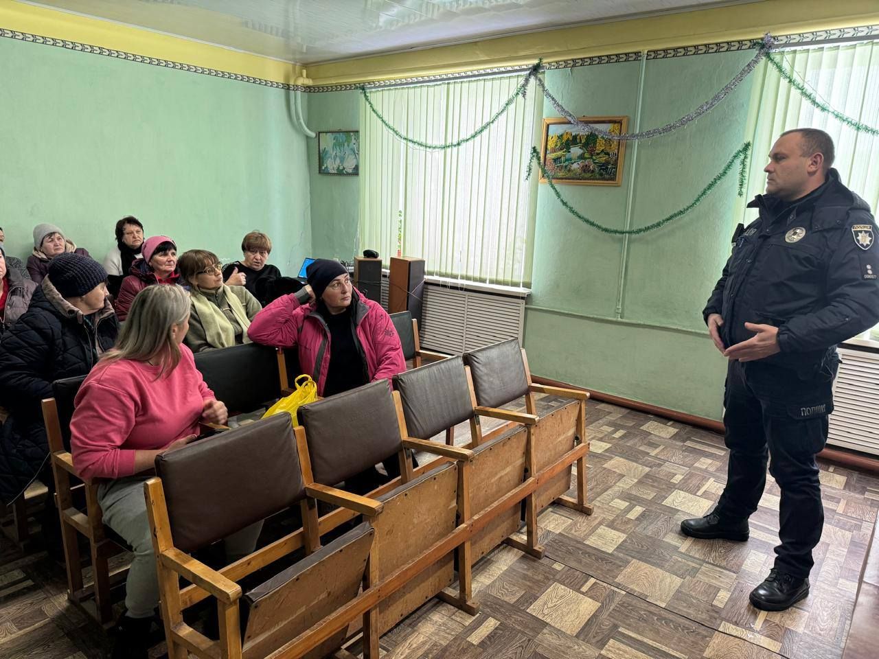 Поліцейські офіцери громади звітують перед жителями Краснокутської громади на порталі Gromada Group