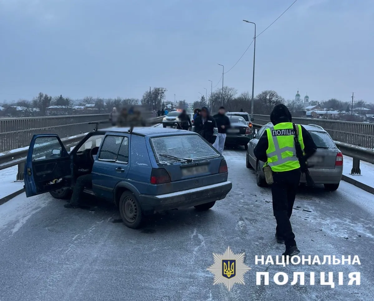 Фото: Національна поліція України ДТП у Змієві: автомобілі зіштовхнулися на мосту (ФОТО) на порталі Gromada Group