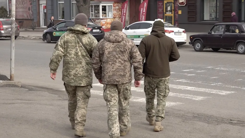 Для військовослужбовців ТЦК упродовж лютого планують розробити правила щодо поводження з військовозобов’язаними. Про це повідомив начальник управління комунікацій Командування Сухопутних військ ЗСУ Віталій Саранцев.