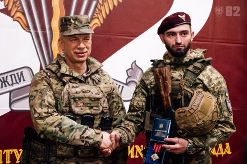 Головнокомандувач Збройних Сил України генерал Олександр Сирський вручив нагрудний знак «Золотий хрест» захиснику із Харкова at the Gromada Group Media