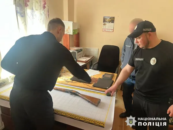 Світлини: Поліція Харківської області Мешканець Нововодолажчини знайшов рушницю в лісосмузі на порталі Gromada Group