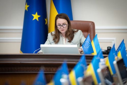 Уряд скасував обмеження на виїзд за кордон для жінок-посадовиць під час воєнного стану на порталі Gromada Group