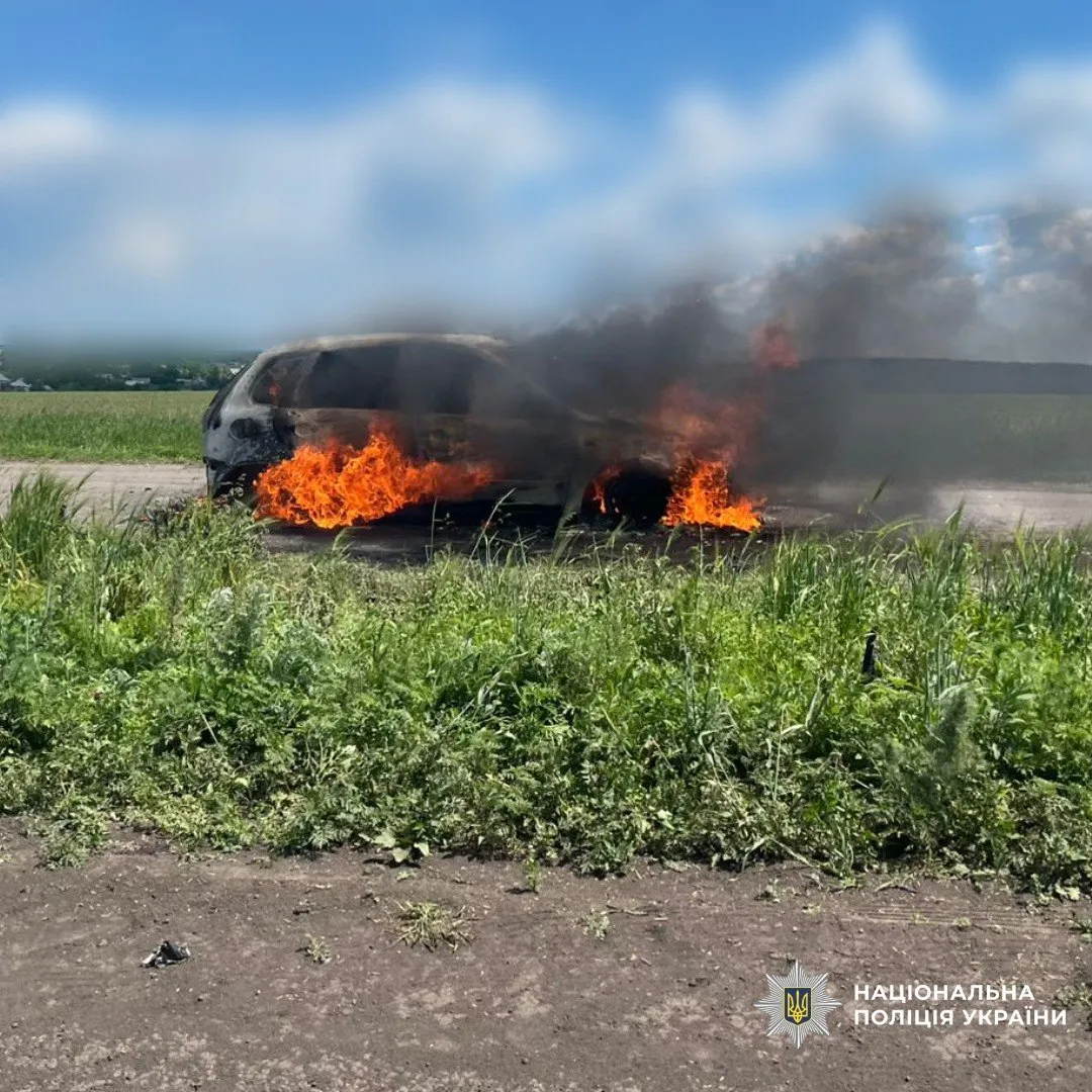 Фото: Національна поліція України Ворожий БПЛА влучив у цивільний автомобіль на Вовчанщині: жінка зазнала поранень на порталі Gromada Group