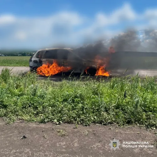 Ворожий БПЛА влучив у цивільний автомобіль на Вовчанщині: жінка зазнала поранень на порталі Gromada Group