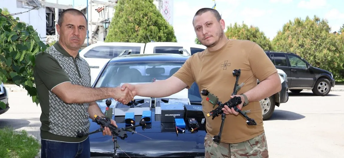Фото Дергачівської місцевої військової адміністрації Начальник Дергачівської міської військової адміністрації Вячеслав Задоренко оприлюднив звіт за червень щодо безпекової, гуманітарної та інфраструктурної ситуації в громаді. За інформацією, розміщеною на сайті ДМВА, протягом першого місяця літа російські окупанти продовжували масштабний терор цивільного населення, у той час як українські військові стримували ворожі ДРГ на кордоні, а місцева влада виділяла мільйонні кошти на оборону та відновлювала життєдіяльність регіону.