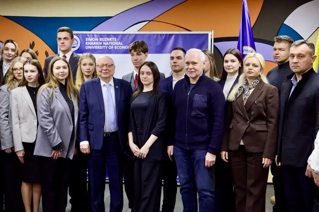 Студенти ХНЕУ знову навчаються офлайн. Фото: ХНЕУ ім. С. Кузнеця Офлайн, якого чекали: студенти ХНЕУ знову навчаються в аудиторіях на порталі Gromada Group