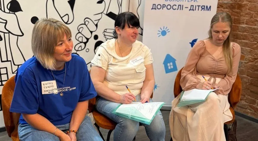 Представники профільних департаментів і структурних підрозділів ХОВА взяли участь у засіданні «Клубу патронатних вихователів Харківської області». До зустрічі долучилися фахівці Дитячого фонду ООН (ЮНІСЕФ), родини, які надають послугу патронату над дитиною, кандидати у патронатні вихователі та психологи.