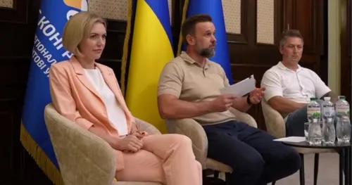 На установчому засіданні Палати Харківщину представила голова регіонального молодіжного конгресу Марія Белла Бейгель.