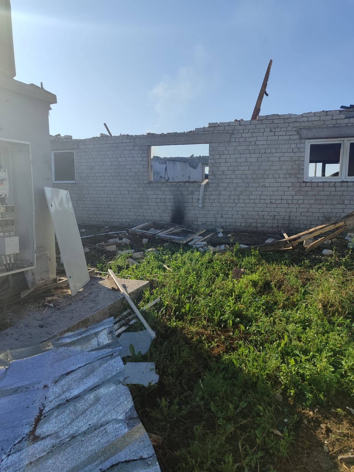 Росіяни вдарили по Василенковому, Буряківці, Шипуватому, Шевченковому, Великому Бурлуку, Приколотному: пошкоджені ферма, спортзала, електромережі, будинки, мікроавтобус - фото 6