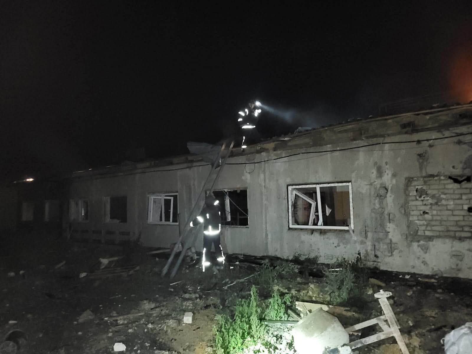 Росіяни вдарили по Василенковому, Буряківці, Шипуватому, Шевченковому, Великому Бурлуку, Приколотному: пошкоджені ферма, спортзала, електромережі, будинки, мікроавтобус - фото 3