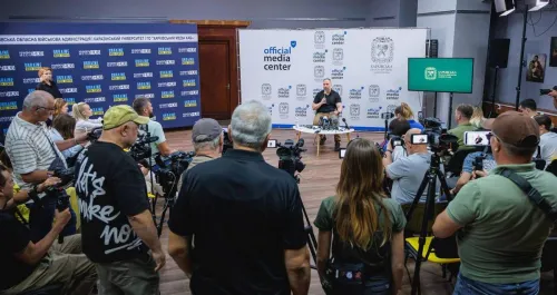 Начальник Харківської обласної військової адміністрації Олег Синєгубов зустрівся із представниками медіа Харківщини. Під час заходу обговорили безпекову ситуацію в регіоні, підготовку до осінньо-зимового опалювального сезону, реалізацію масштабних інфраструктурних проєктів, посилення захисту територій від ворожих повітряних цілей, а також актуальні питання соціально-економічного розвитку області.