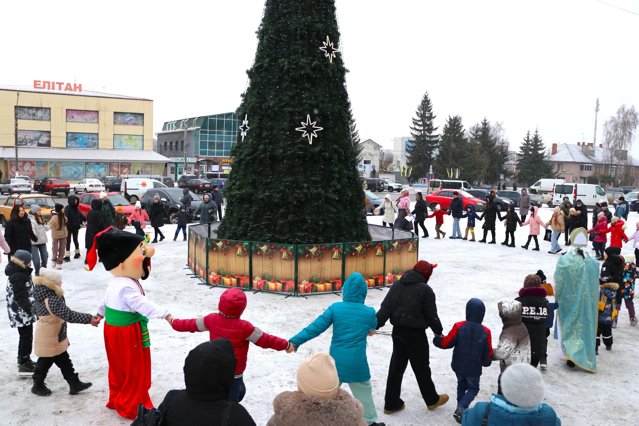 Фото Богодухівської міської ради У День Святого Миколая в Богодухові відкрили головну ялинку громади: багато фото на порталі Gromada Group
