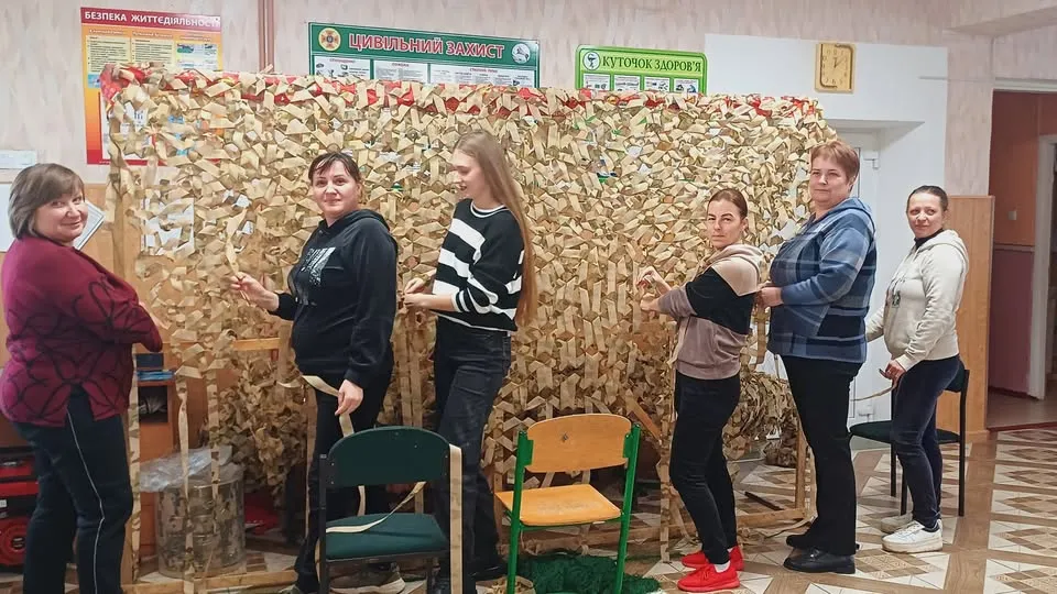 Фото Краснокутської селищної ради Маскувальні сітки, які захищають воїнів на передовій, плетуть у селах Краснокутщини на порталі Gromada Group