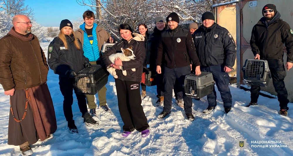 Минулої доби ворог обстрілював Харківщину, але поліцейські та волонтери з різних країн евакуювали родину з 12 кішками та 3 собаками на порталі Gromada Group