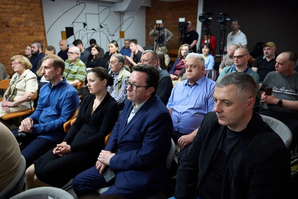Фото: Харківська міська рада З нагоди 75-річчя заснування телецентру у Харкові Ігор Терехов нагородив медійників на порталі Gromada Group