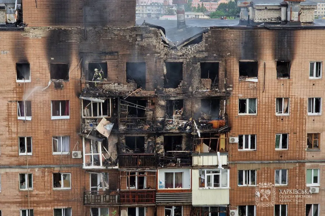 Наслідки влучання БпЛА у будинок в Основ'янському районі Харкова, 7 червня 2025 року. Фото: ХОВА Харків пережив найпотужнішу повітряну атаку від початку повномасштабної війни на порталі Gromada Group