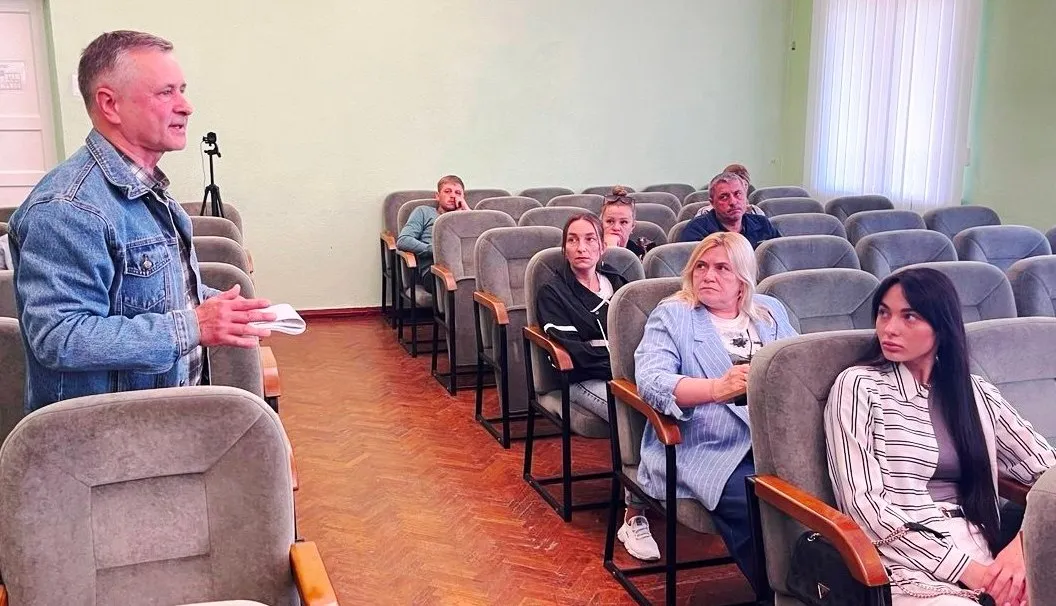 Фото Валківської міськради У Валках відбулася відкрита розмова аграріїв і пасічників щодо уникнення знищення бджіл.