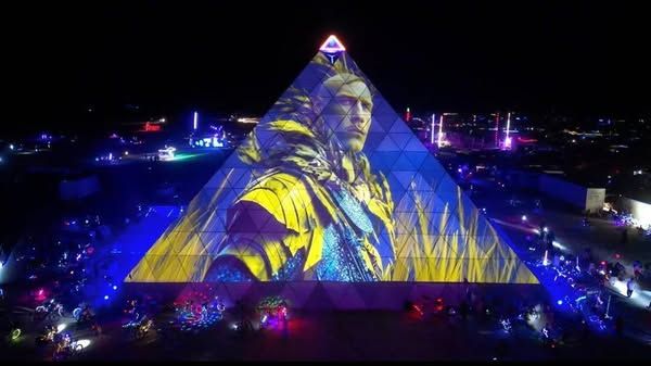 Відео на головній піраміді фестивалю Burning Man. Фото, надане авторами Суспільне Культура Українське відео згенероване штучним інтелектом запалює головну піраміду Burning (ФОТО) на порталі Gromada Group