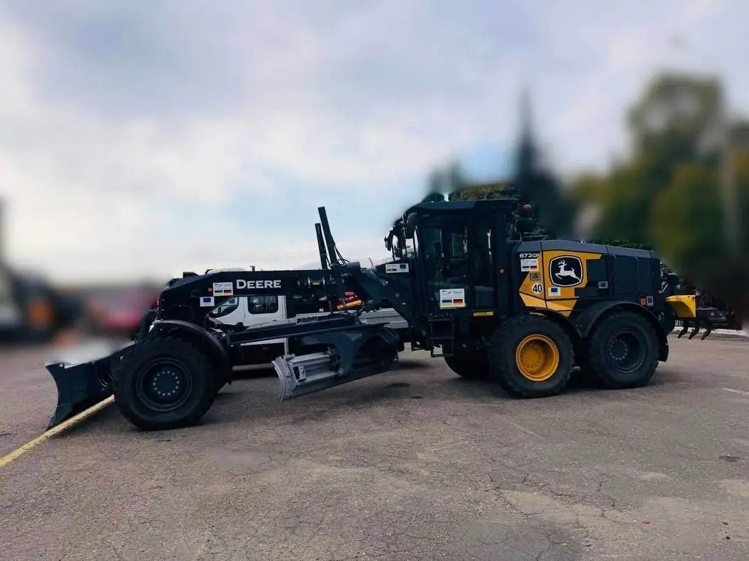 Ізюмська громада отримала новий автогрейдер John Deer - фото 2