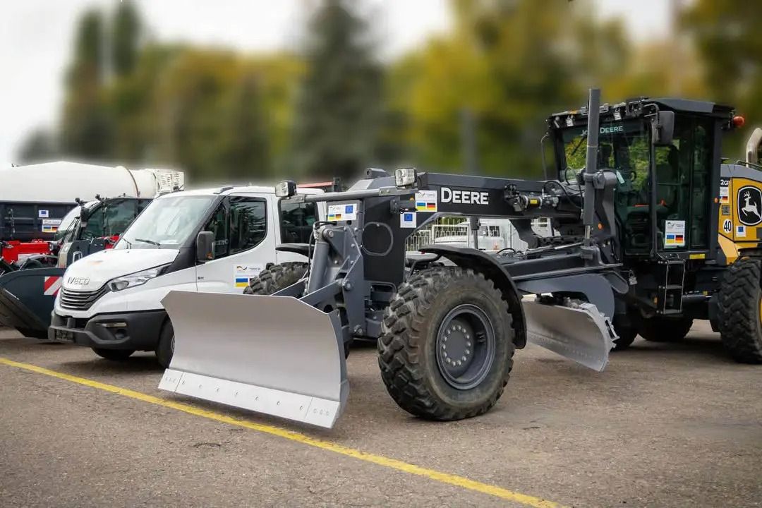 Ізюмська громада отримала новий автогрейдер John Deer - фото 3