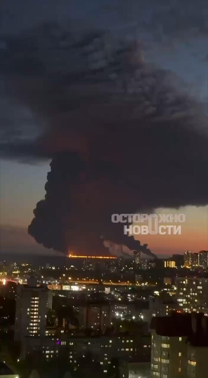 Біля російського Сочі після дронової атаки палає танкер - фото 2
