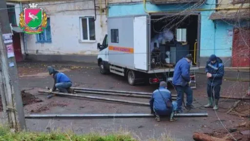 Фото: Сергій Зеленський Комунальники з Лозівщини допомагають ліквідовувати наслідки російської атаки у Кривому Розі на порталі Gromada Group