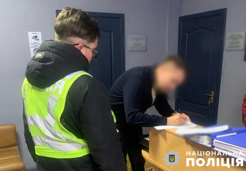 Фото: Національна поліція України Понад 600 тисяч гривень збитків на ремонті шкільної вентиляції – повідомлено про підозру керівнику управління освіти на порталі Gromada Group