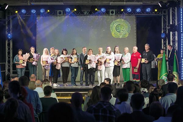 Фото: "Сучасна фармація" Аптекарку з Липців нагородили медаллю «Герої у формі без зброї» на порталі Gromada Group