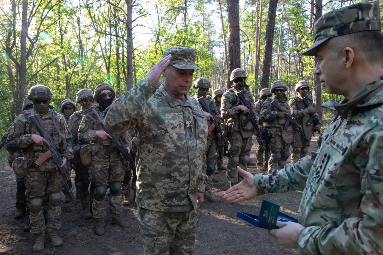 Джерело: Харківський ОТЦК та СП. Захисник із Харкова нагороджений “Срібним хрестом” на порталі Gromada Group