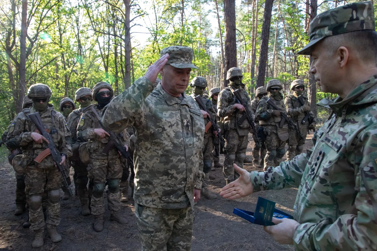 Захисник із Харкова нагороджений “Срібним хрестом” на порталі Gromada Group
