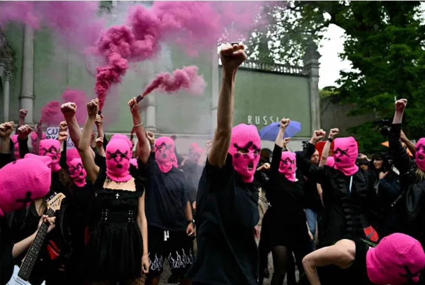 Фото: FEMEN "Кров — це мистецтво росії": FEMEN та Pussy Riot провели акцію протесту біля російського павільйону на Венеційській бієнале (ФОТО) на порталі Gromada Group