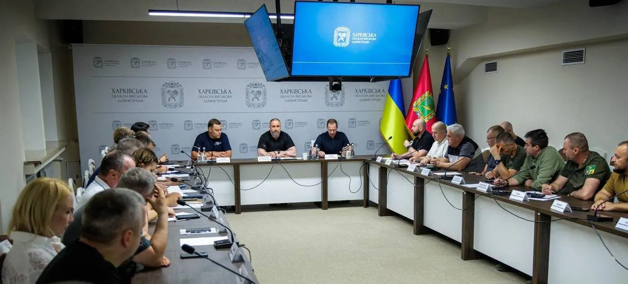 Перша в Україні електронна система для евакуації та поселення ВПО запрацювала на Харківщині Платформу «Поруч» презентували під час зустрічі начальника Харківської обласної військової адміністрації Олега Синєгубова, голови БО «Координаційний гуманітарний центр» Євгена Коляди, а також очільників районних військових адміністрацій і громад регіону.
