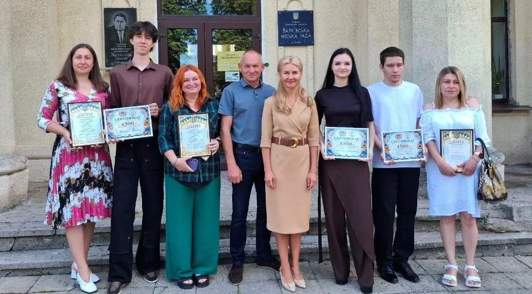 Фото Валківської міської ради Розвиток та стійкість під час війни вимірюються не лише здатністю тримати удар, а й умінням інвестувати в майбутнє та розбудовувати громаду. Робочий візит народної депутатки Юлії Світличної до Валківської громади став яскравим підтвердженням цього правила. Спільно з міським головою Валерієм Скрипніченком нардепка виконала почесну місію — нагородила випускників-двохсотбальників НМТ, а також проінспектувала хід масштабної реконструкції спортивної та медичної інфраструктури