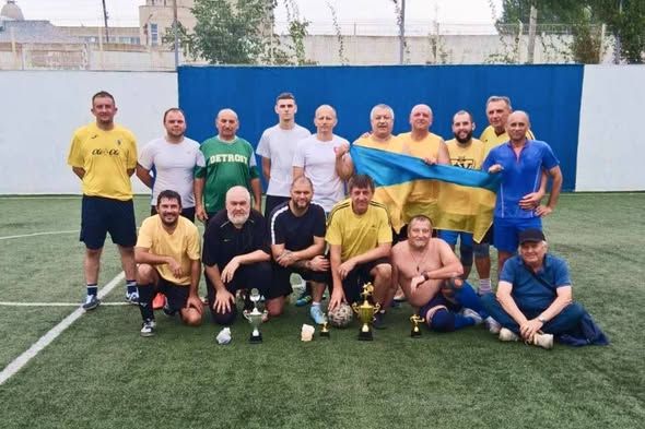 Футбол у парку «Перемога»: ветерани війни, військовослужбовці та команда Липецької сільради провели у Харкові мініфутбольну зустріч пам’яті полеглих Захисників - фото 1